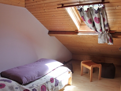 chambre-1-jonquille-cote-velux.jpg